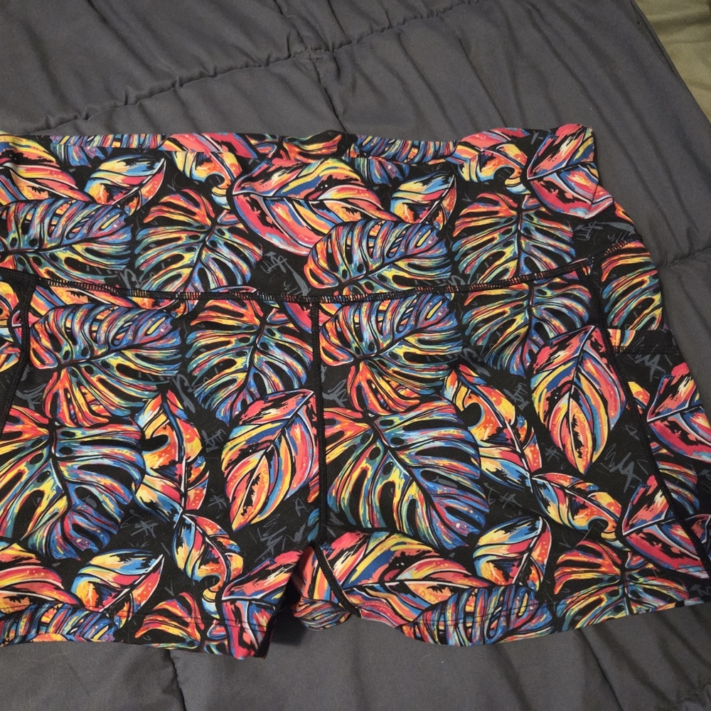 Constantly Varied Gear Multicolor Leaf Pattern Apparel